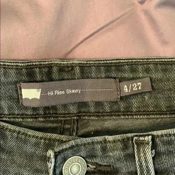 Levi’s High Rise Skinny Jean with Ripped Knees - Picture 4 of 6